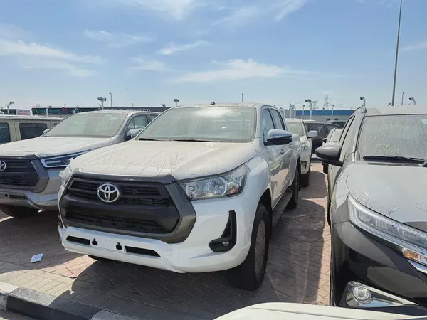 Toyota Hilux SR5 2026 - 2.4 diesel European Specs - Brand New!