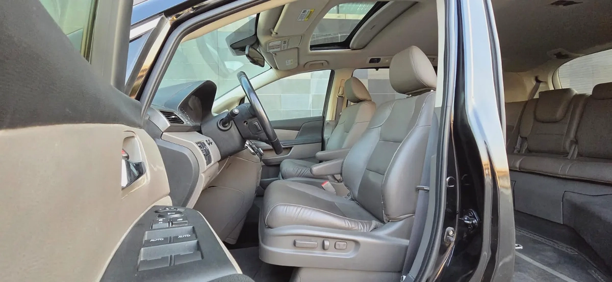2016-Honda odyssey with Electric Ramp and Wheelchair+Passengers -Excellent Condition-8-8