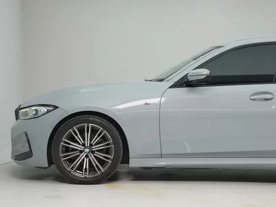 GCC specs, 2024 BMW 320i in Perfect Condition-2