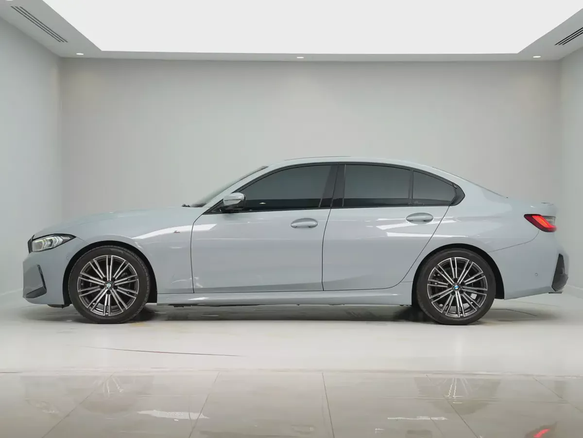 GCC specs, 2024 BMW 320i in Perfect Condition-1-1