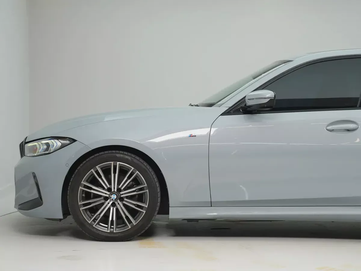 GCC specs, 2024 BMW 320i in Perfect Condition-2-2