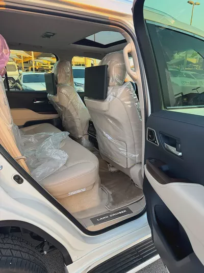 Brand New 2025 Toyota Land Cruiser VXR | GCC Specs | Full Option-10