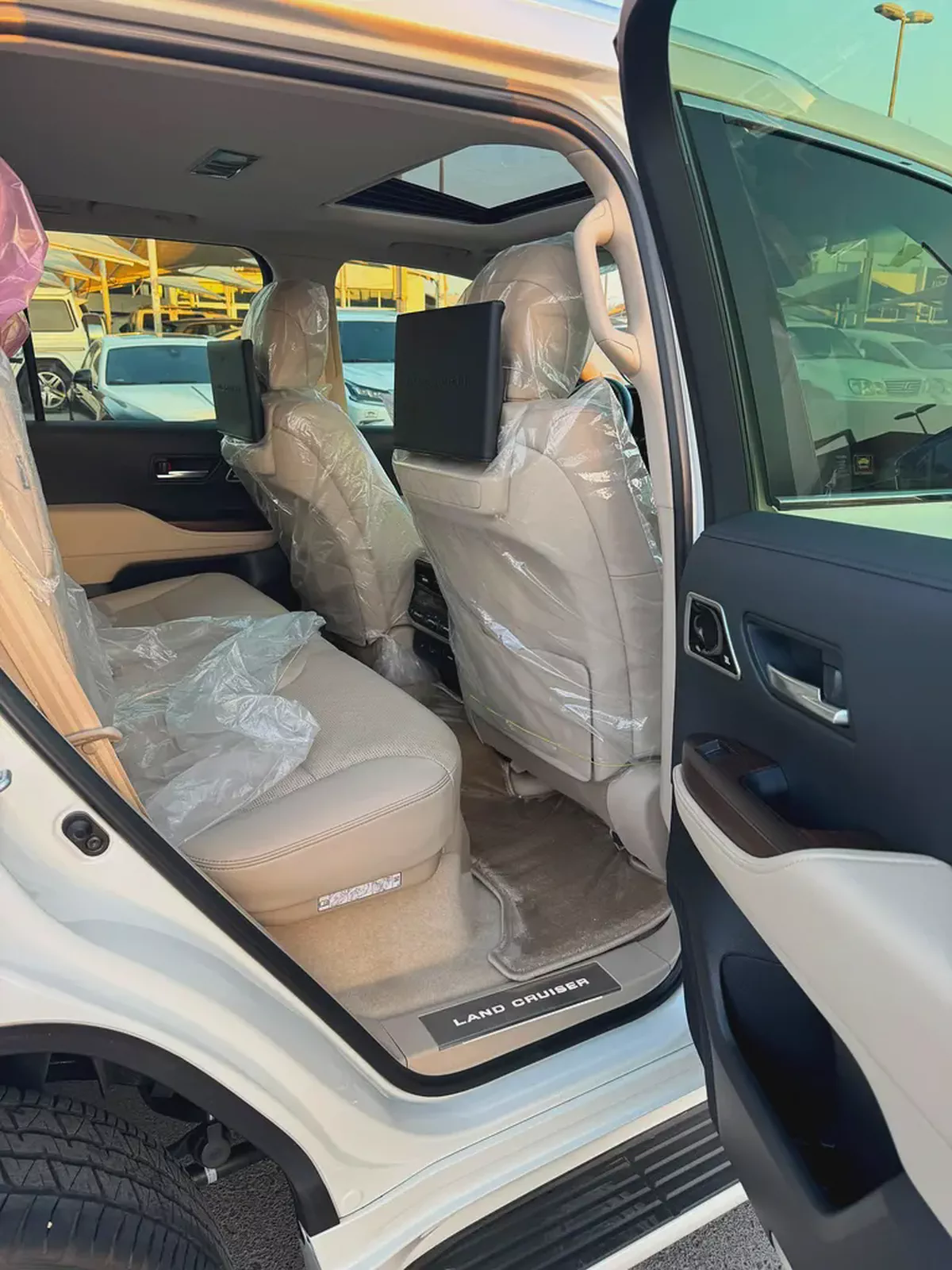 Brand New 2025 Toyota Land Cruiser VXR | GCC Specs | Full Option-10-10