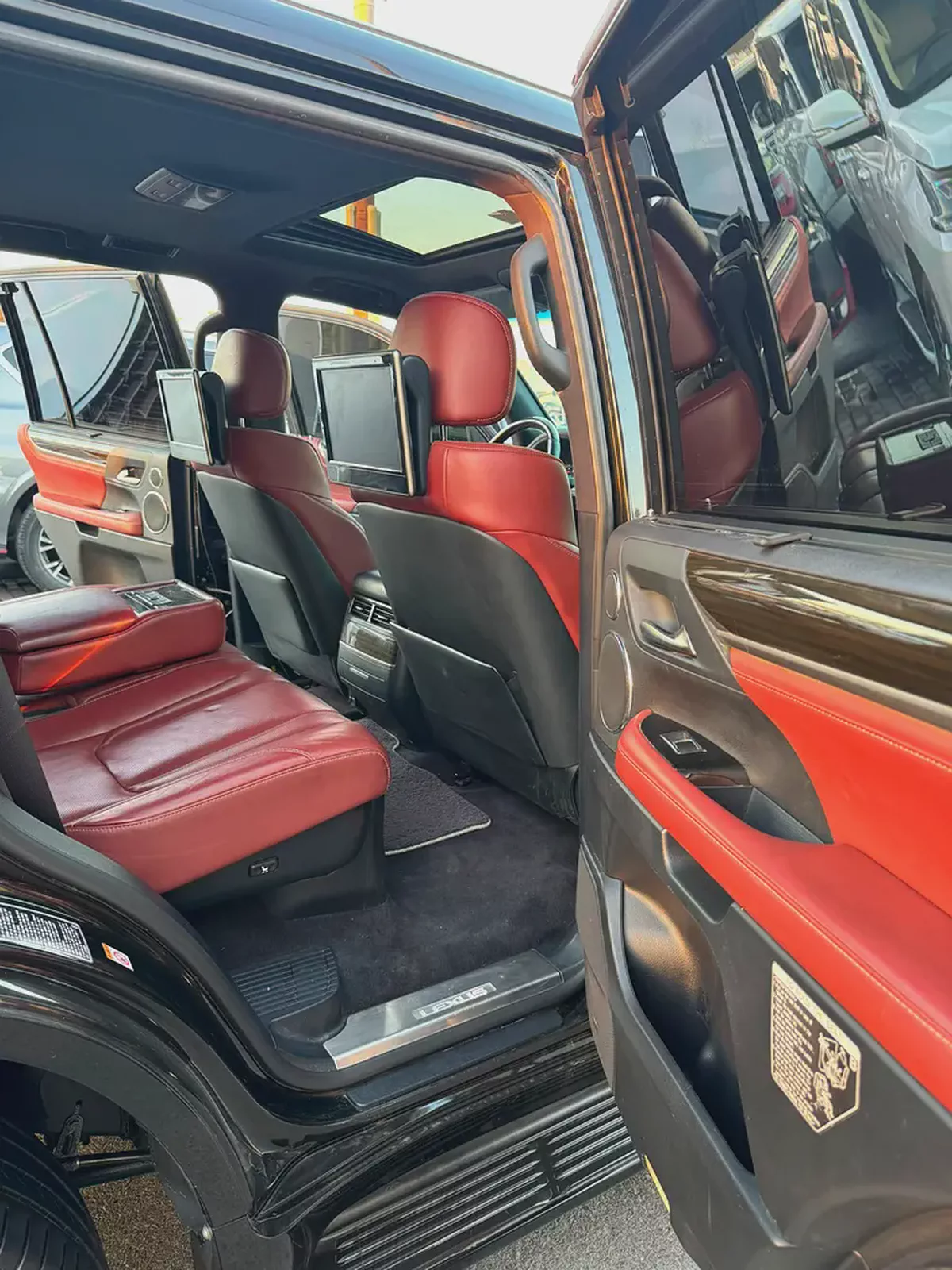 Lexus LX 570 Sport 2016 | GCC Specs | Pristine Conditionلكذس LX570 خليجي-18-18
