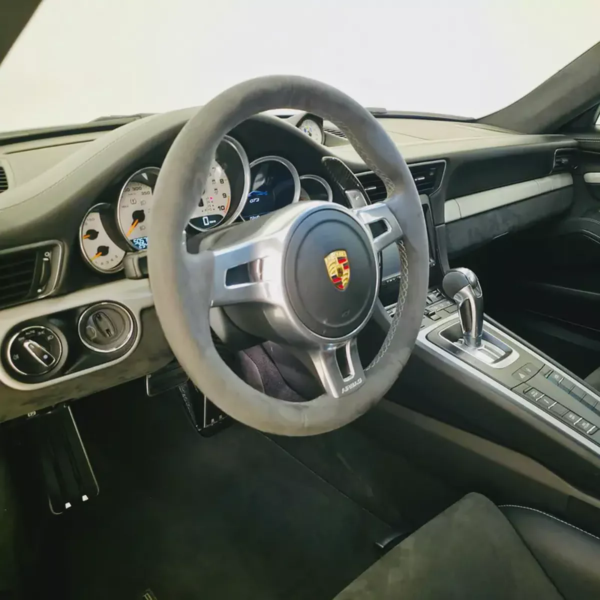AED 9279 PM | PORSCHE GT3 2015 | PRISTINE CONDITION | CARBON CERAMIC BRAKES | 1 YEAR WARRANTY-11-11