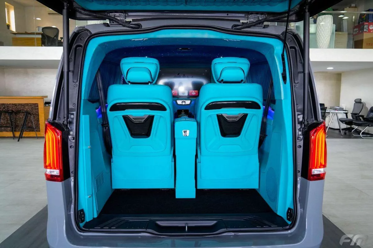 Mercedes Benz V 250 VIP BUSINESS VAN –  FULL LUXURY OPTION | BRAND NEW | GCC | 2023-19-0