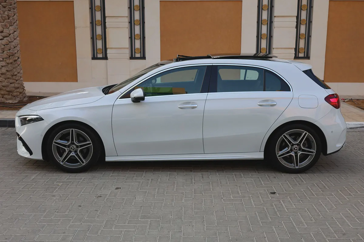 Mercedes-Benz A200 AMG-2024-11000KM-GCC SPECS- UNDER WARRANTY  SERVICE CONTRACT available black as w-4-4