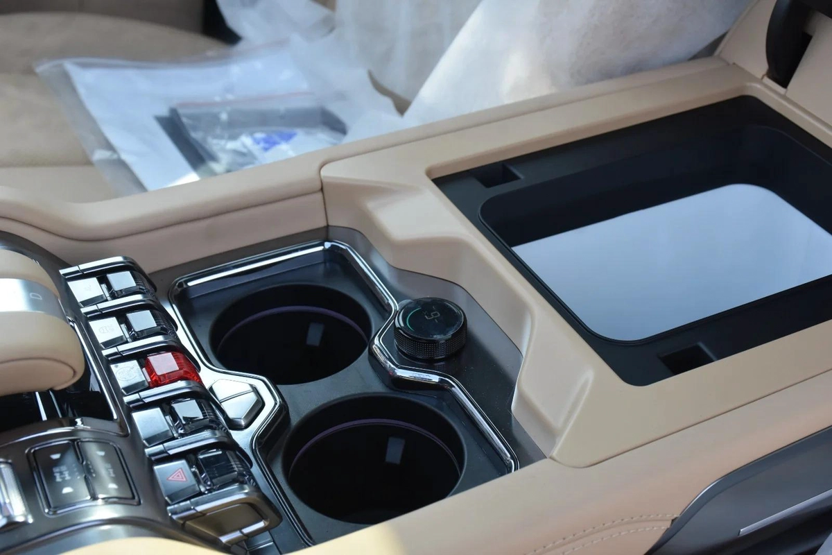 BYD LEOPARD 8 SEVEN SEATS 2025 | SILVER-15-15