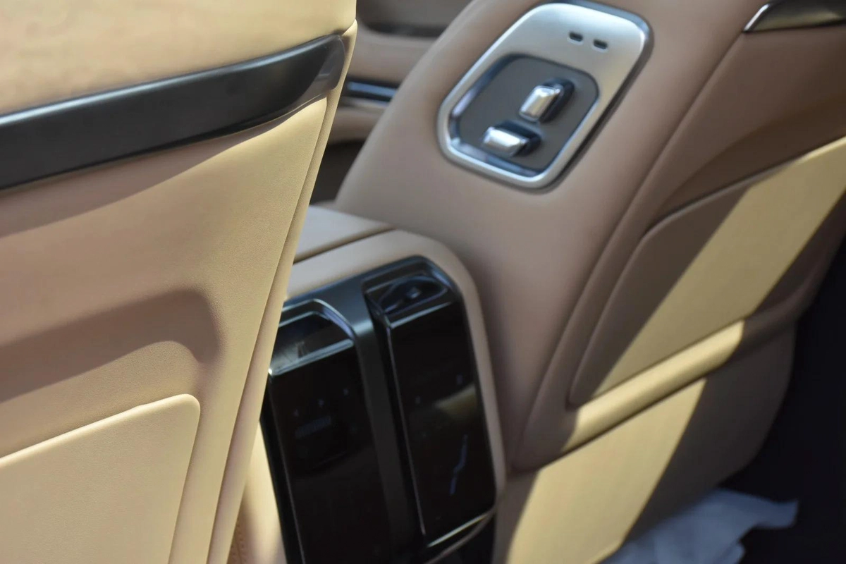 BYD LEOPARD 8 SEVEN SEATS 2025 | SILVER-10-10