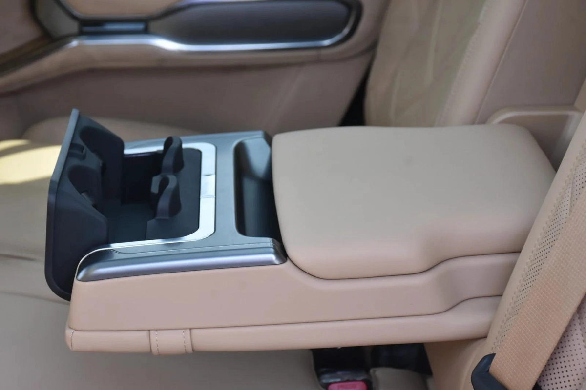 BYD LEOPARD 8 SEVEN SEATS 2025 | SILVER-2-2