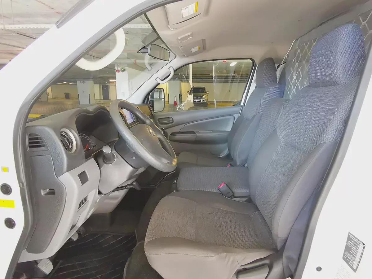 Nissan Urvan NV350 3 Seater Manual 2021 | GCC Specs | Well Maintained-8-8