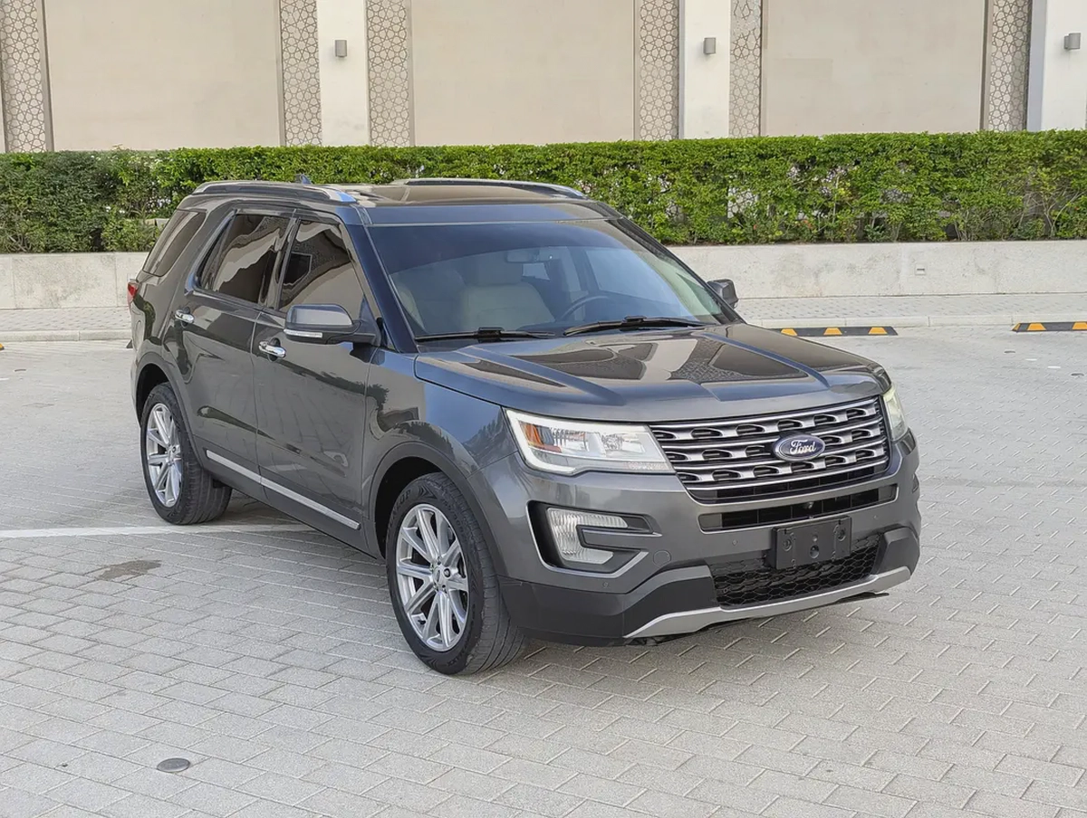 Ford Explorer Limited 2016 - GCC Specs 4WD FULL Option With Panoramic Roof Low KM Premium SUV-3-3