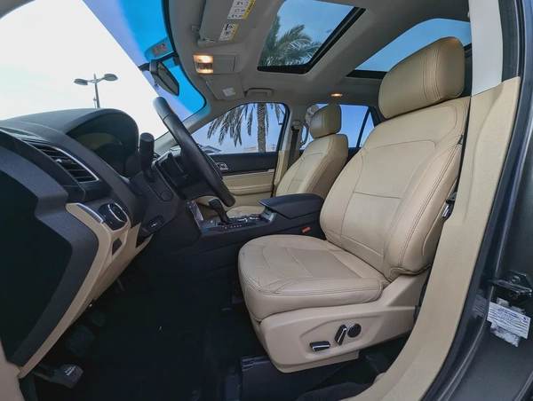 Ford Explorer Limited 2016 - GCC Specs 4WD FULL Option With Panoramic Roof Low KM Premium SUV