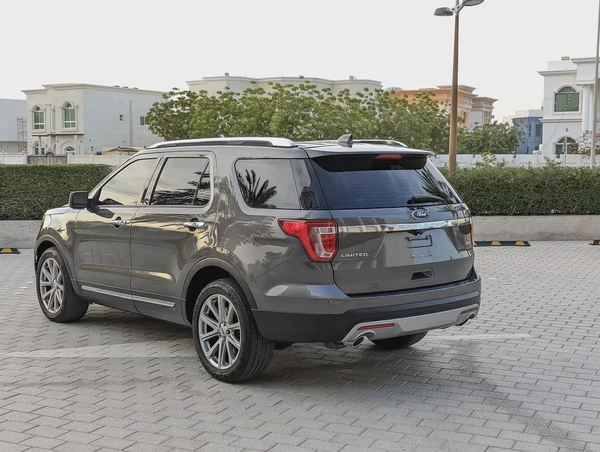 Ford Explorer Limited 2016 - GCC Specs 4WD FULL Option With Panoramic Roof Low KM Premium SUV