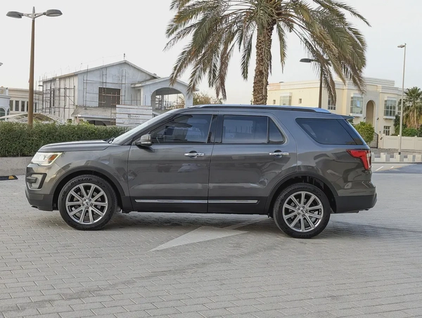 Ford Explorer Limited 2016 - GCC Specs 4WD FULL Option With Panoramic Roof Low KM Premium SUV