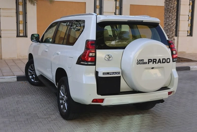 TOYOTA PRADO GXR - GCC SPECS - ORIGINAL PAINT - UNDER WARRANTY - FULL SERVICE HISTORY --4