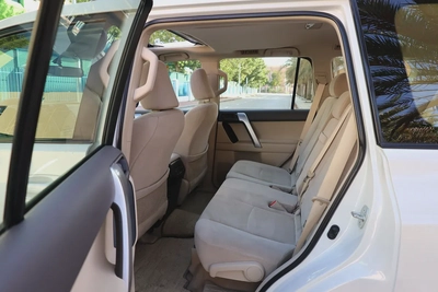 TOYOTA PRADO GXR - GCC SPECS - ORIGINAL PAINT - UNDER WARRANTY - FULL SERVICE HISTORY --17