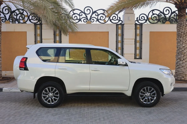 TOYOTA PRADO GXR - GCC SPECS - ORIGINAL PAINT - UNDER WARRANTY - FULL SERVICE HISTORY -