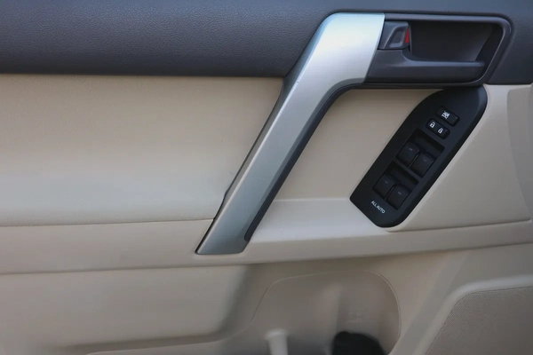 TOYOTA PRADO GXR - GCC SPECS - ORIGINAL PAINT - UNDER WARRANTY - FULL SERVICE HISTORY -
