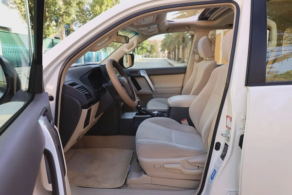 TOYOTA PRADO GXR - GCC SPECS - ORIGINAL PAINT - UNDER WARRANTY - FULL SERVICE HISTORY -