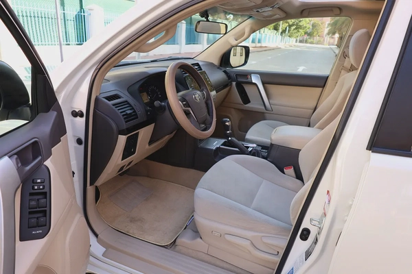 TOYOTA PRADO GXR - GCC SPECS - ORIGINAL PAINT - UNDER WARRANTY - FULL SERVICE HISTORY -