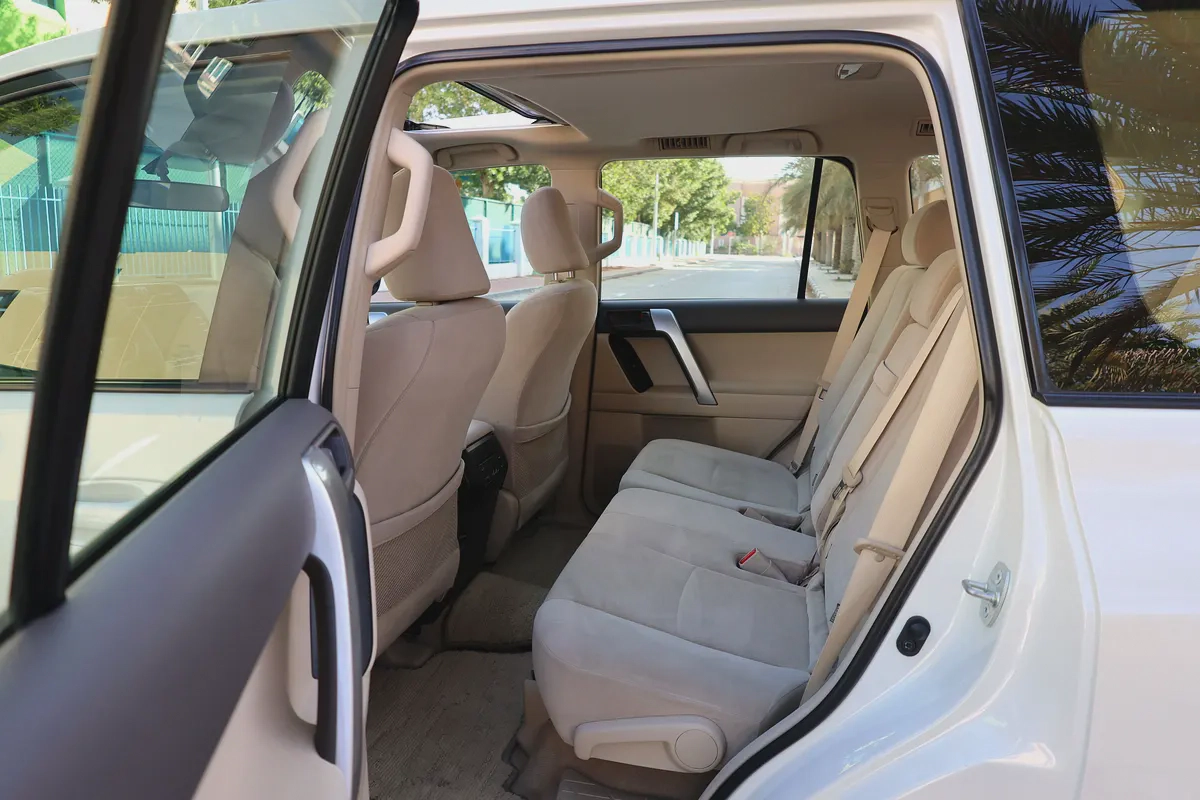 TOYOTA PRADO GXR - GCC SPECS - ORIGINAL PAINT - UNDER WARRANTY - FULL SERVICE HISTORY --17-17