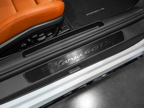 CERAMIC BRAKES-TARGA 4 GTS-BRAND NEW-LIFTING-TINTED HD MATRIX-PORSCHE WARRANTY-COGNAC INTERIOR