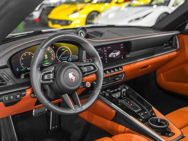 CERAMIC BRAKES-TARGA 4 GTS-BRAND NEW-LIFTING-TINTED HD MATRIX-PORSCHE WARRANTY-COGNAC INTERIOR