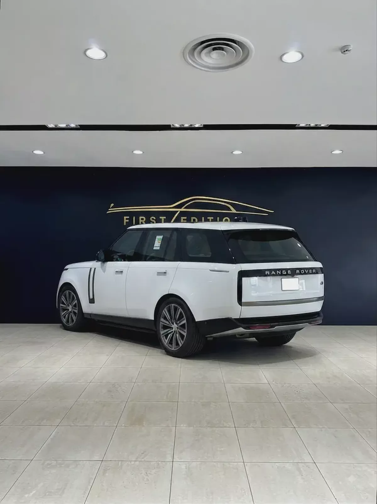 Land Rover Range Rover Vogue SE 2026 - Brand New - GCC Specs- warranty and service contract-4-4