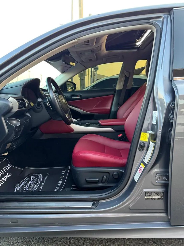 لكزس IS300 V4 2.0L موديل 2019 وارد فل اوبشن بحاله ممتازه