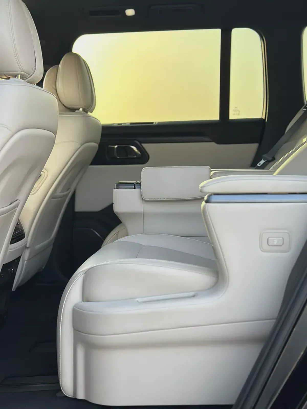 EXCELLENT CONDITION | VIP 6 SEATER | BLACK / WHITE | CHINESE SPECS-12-12