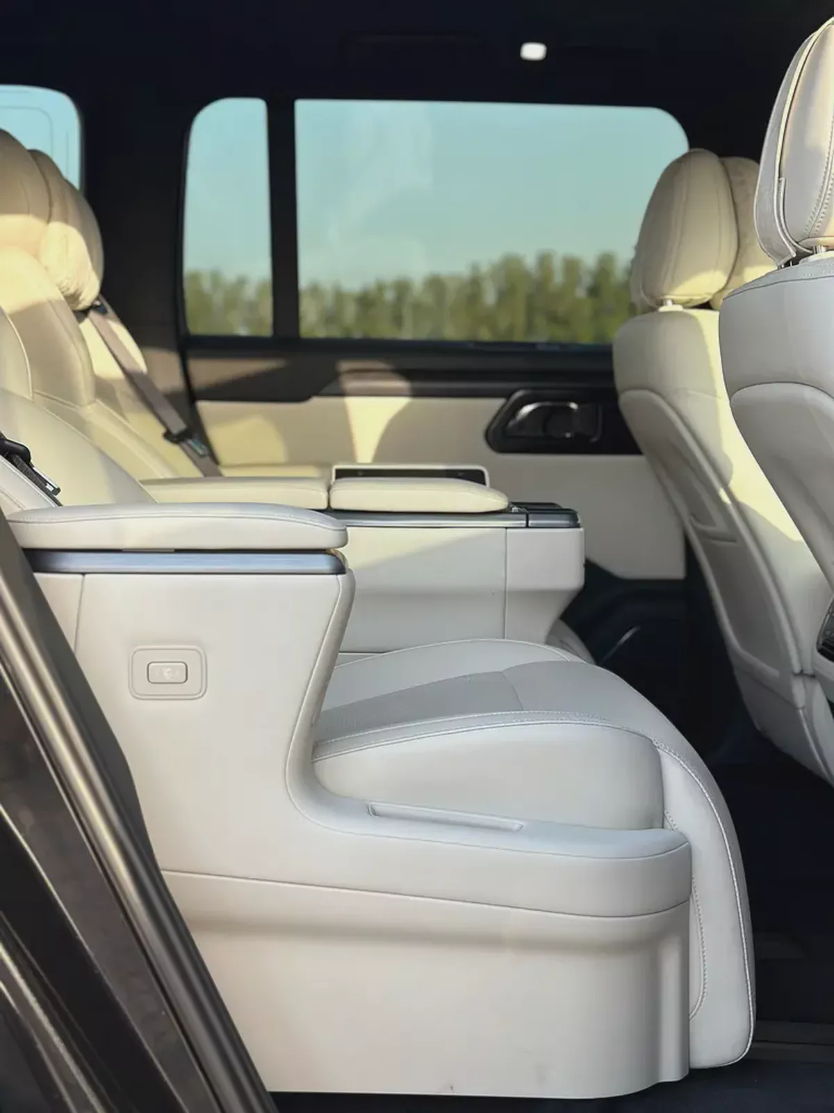 EXCELLENT CONDITION | VIP 6 SEATER | BLACK / WHITE | CHINESE SPECS-14-14