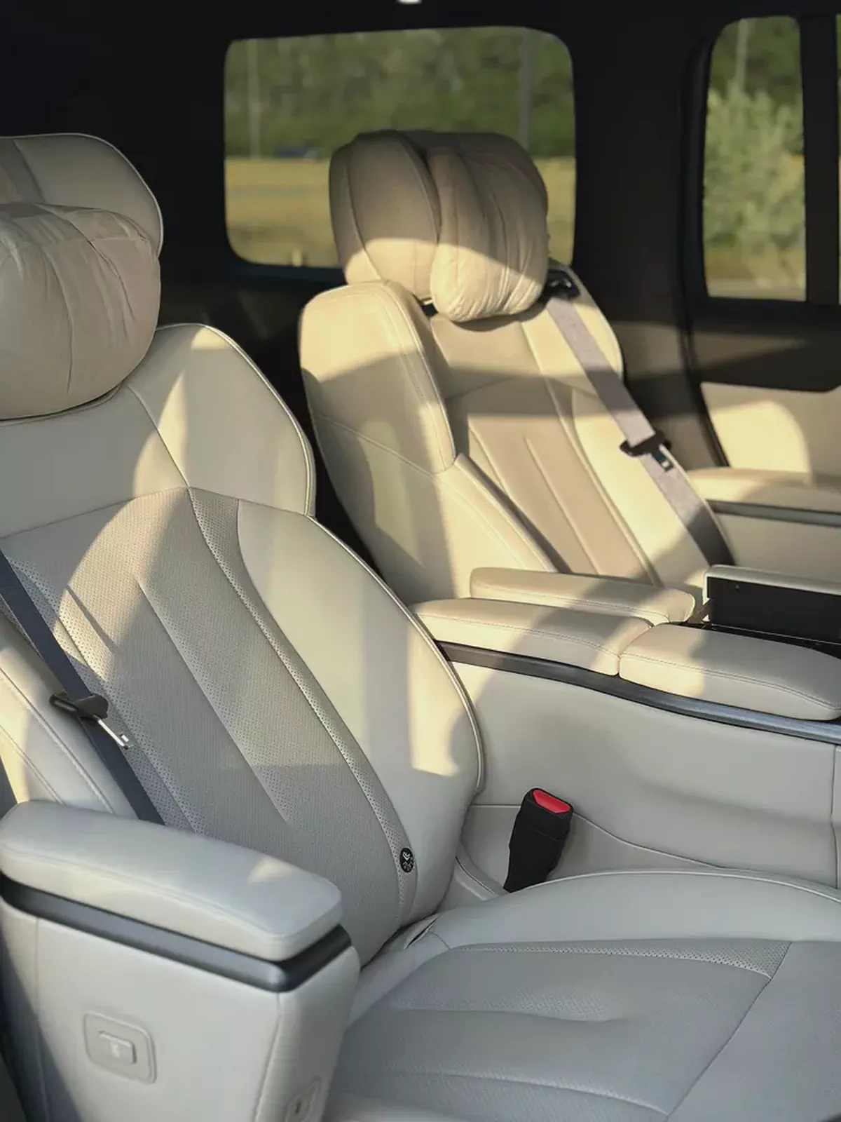 EXCELLENT CONDITION | VIP 6 SEATER | BLACK / WHITE | CHINESE SPECS-15-15
