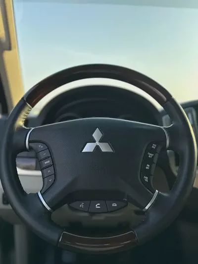 Pajero 2019 3.8 GLS Top Line | GCC | Full Option | Excellent Condition-6