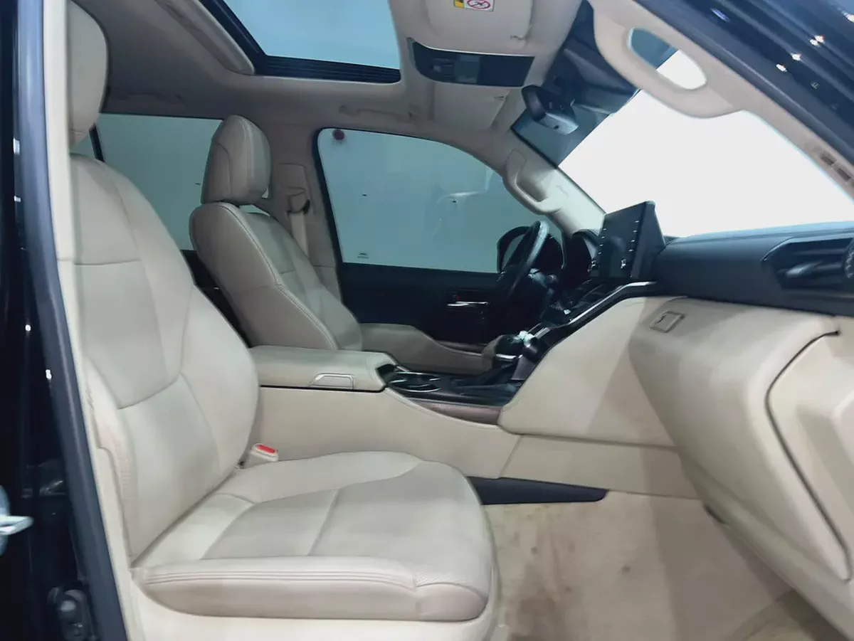 Toyota Land Cruiser GXR 2024 | GCC Specs | Brand New Condition-12-12