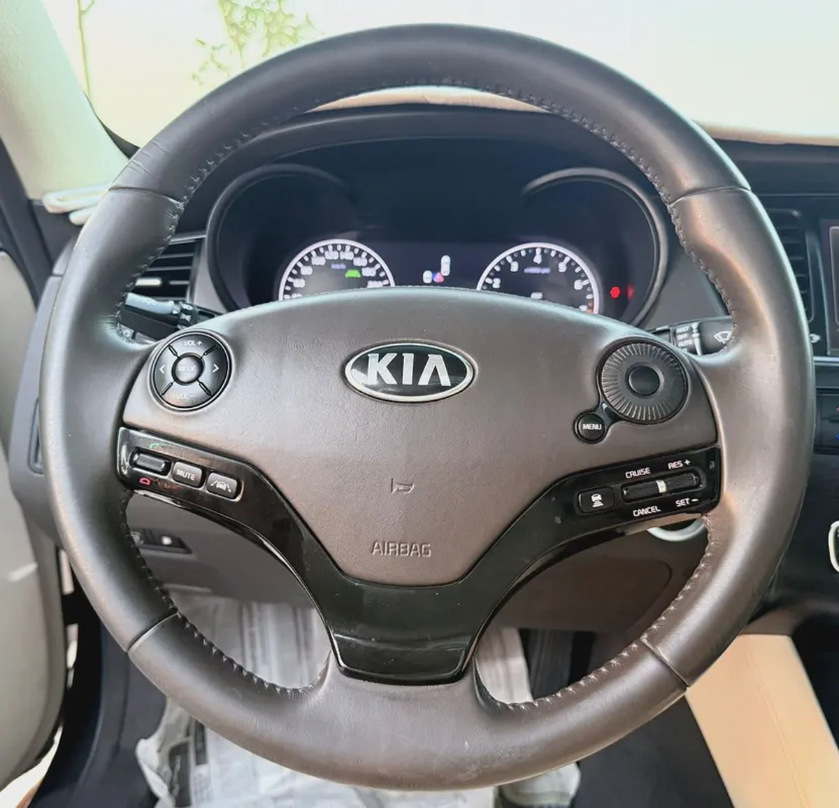 Kia Quoris 2014 TOP - GCC Specs - Luxury V6