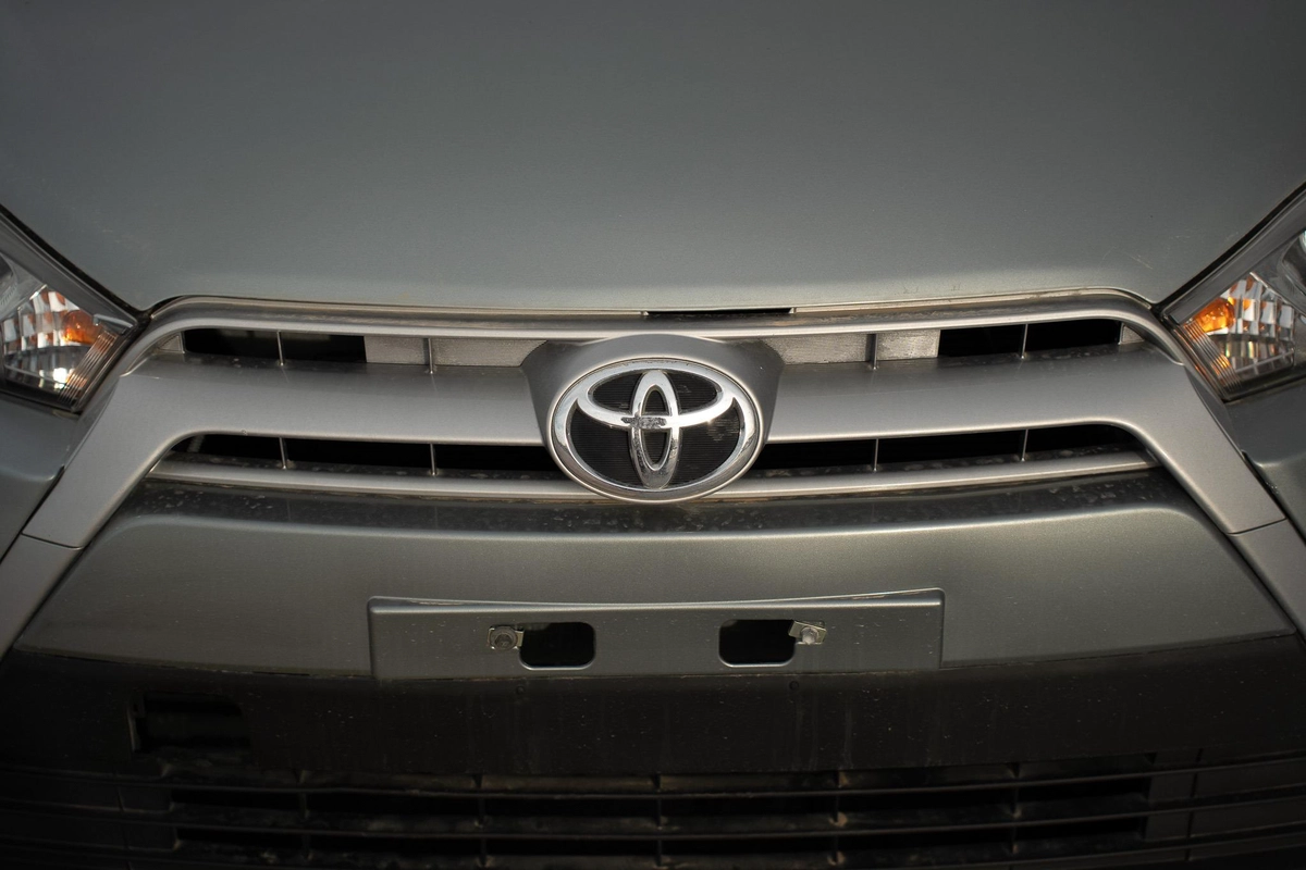 TOYOTA YARIS HATCHBACK 2015 1.5L | FULL OPTION | JAPAN IMPORT | CLEAN CAR | EXPORT READY-18-18