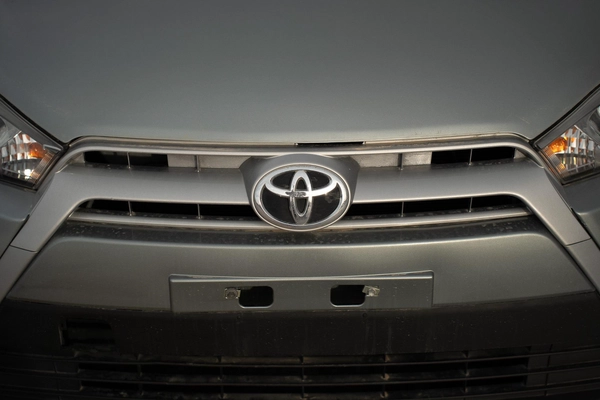 TOYOTA YARIS HATCHBACK 2015 1.5L | FULL OPTION | JAPAN IMPORT | CLEAN CAR | EXPORT READY