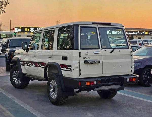 Toyota Land Cruiser 70 LX LC76 5 DOORS / 4.0L V6 PETROL A/T / LEATHER SEATS / DVD+CAMERA/PWR WINDOWS