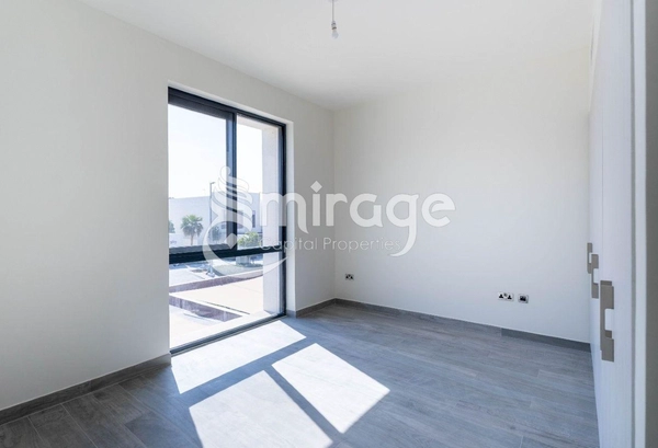 Spacious 3BR TH | Corner Unit |Vacant |Prime Area