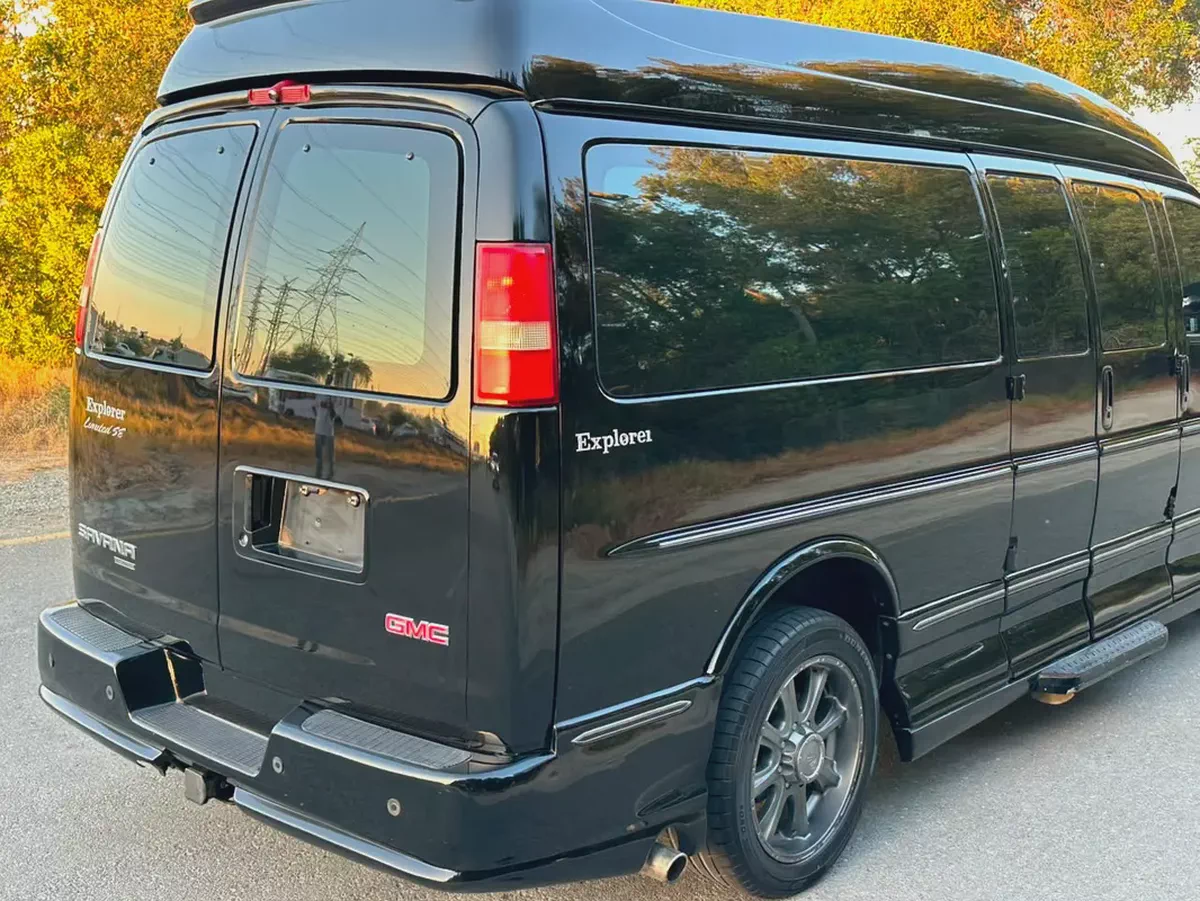 GMC Savana 2013 Passenger Van GCC Specs | 9 Seats | 2 Keys | Perfect condition-4-4