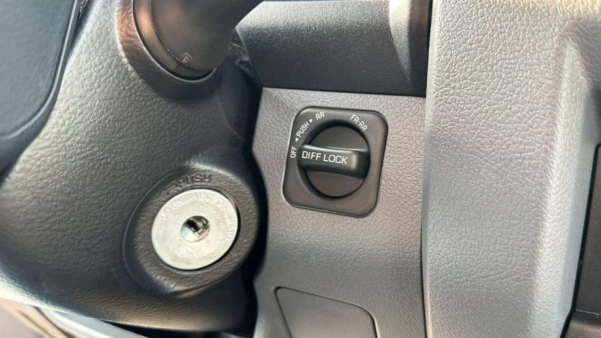 Toyota Land Cruiser Pick Up Toyota Land Cruiser Pickup 4.2L Diesel SC V4 2025-10-0