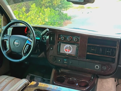 GMC Savana 2013 Passenger Van GCC Specs | 9 Seats | 2 Keys | Perfect condition-6