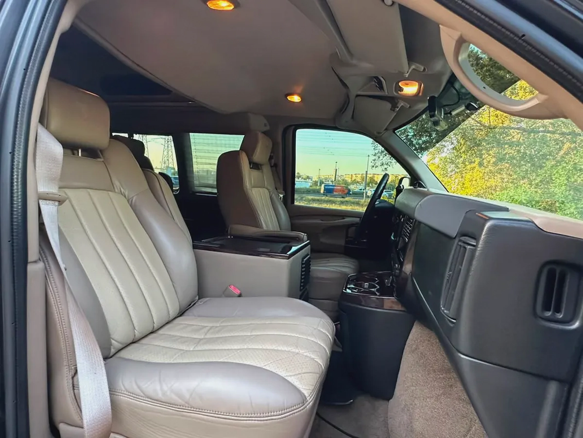 GMC Savana 2013 Passenger Van GCC Specs | 9 Seats | 2 Keys | Perfect condition