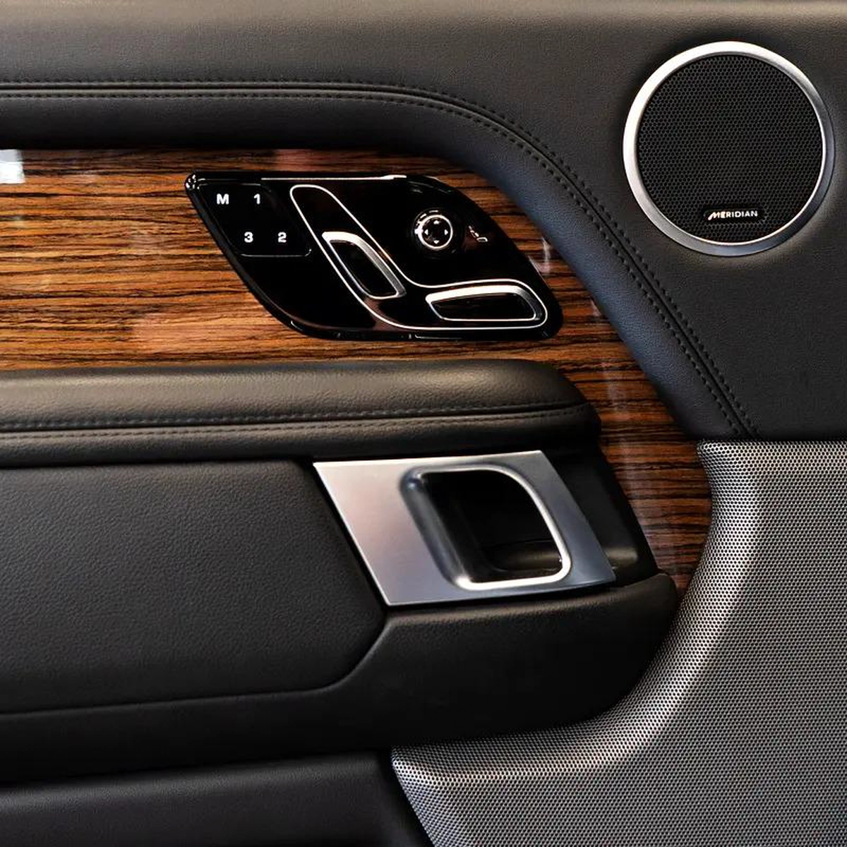 AED 2,682 pm • 0% Downpayment • Range Rover Vogue SE • 1 Year Warranty-4-4