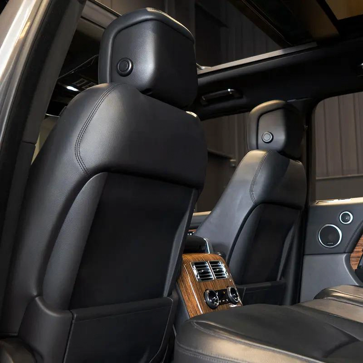 AED 2,682 pm • 0% Downpayment • Range Rover Vogue SE • 1 Year Warranty-13-13