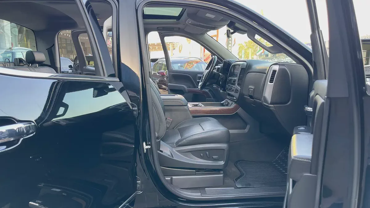 GMC sierra pick up V8 GCC original paint 100% free Accident very well maintained no issues-11-11