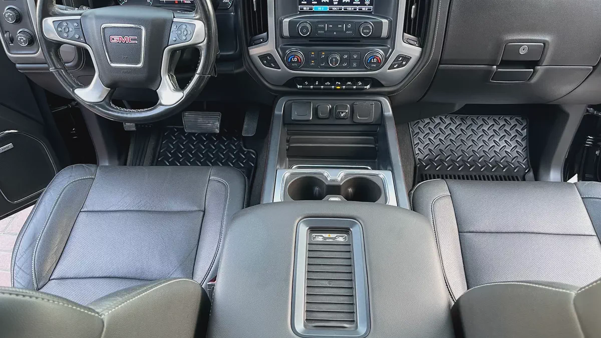 GMC sierra pick up V8 GCC original paint 100% free Accident very well maintained no issues-15-15