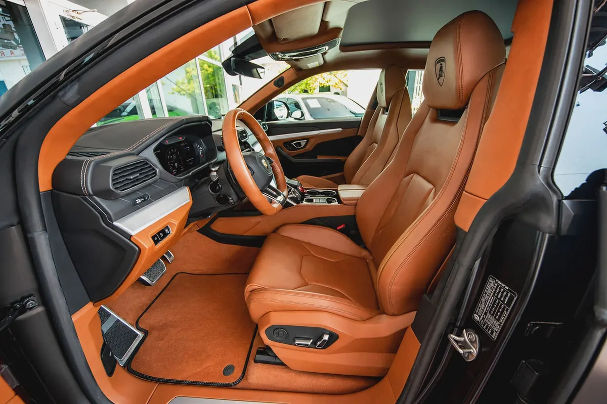 Lamborghini Urus Standard Japanese Specs -| 8,000km | Under Warranty | 2022-9-9