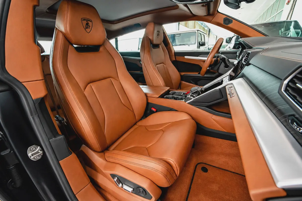 Lamborghini Urus Standard Japanese Specs -| 8,000km | Under Warranty | 2022-18-18